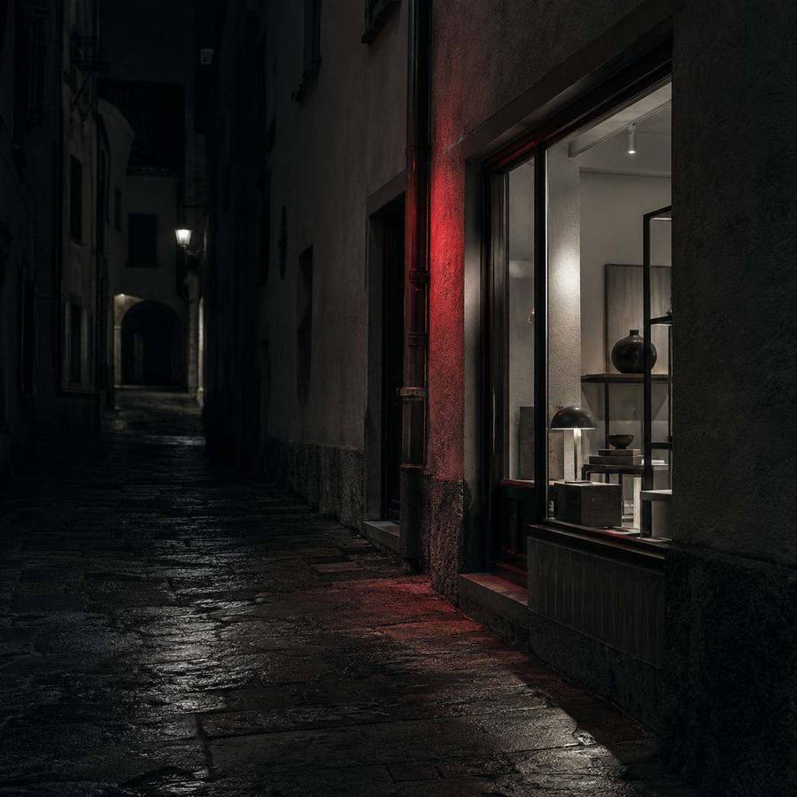 Vetrina illuminata di un negozio, vista dalla strada di sera