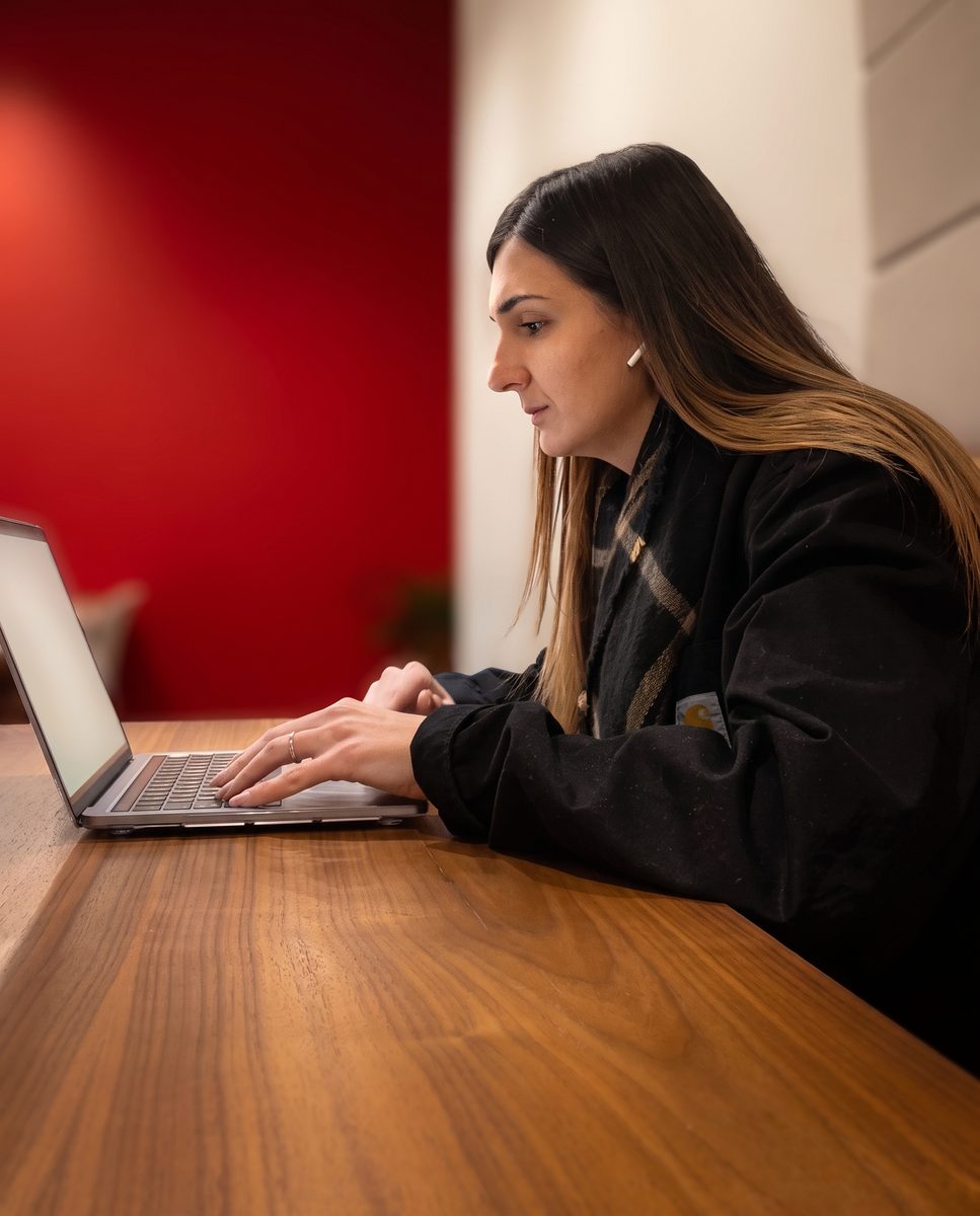Veronica Motta al lavoro al computer